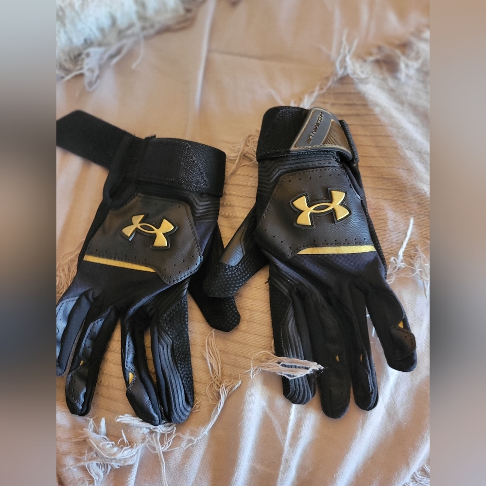 Under Armour youth Batting gloves